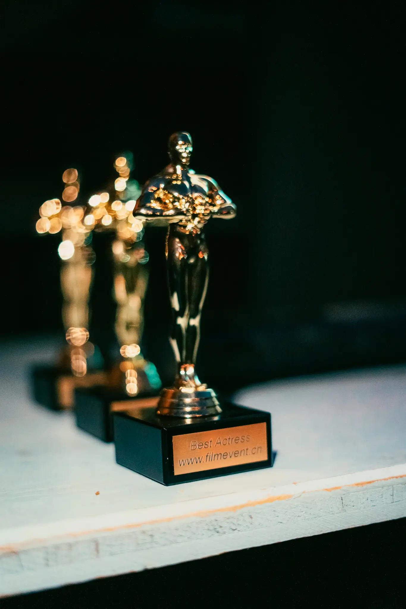 Eine Nahaufnahme von drei Oscar Statuen